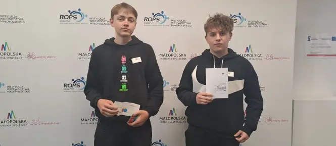 Dwóch uczniów z dyplomami