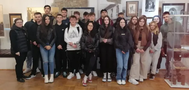 Grupa młodzieży w muzeum z opiekunką