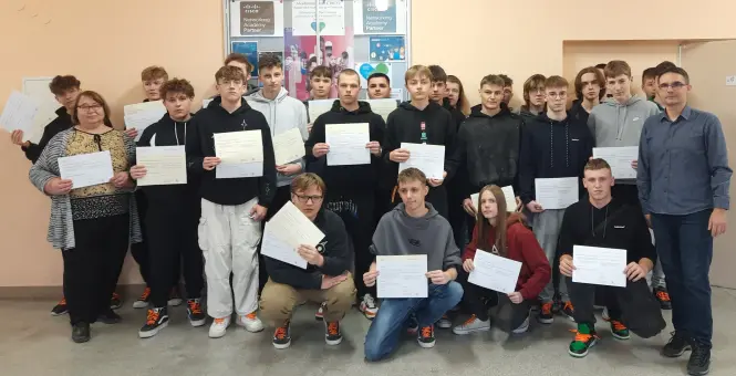 Grupa młodzieży zcertyfikatami Cisco warz z dyrekcją i nauczycielem