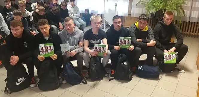 Kilku maturzystów na spotkaniu z przedstawicielami wyższych uczelni 