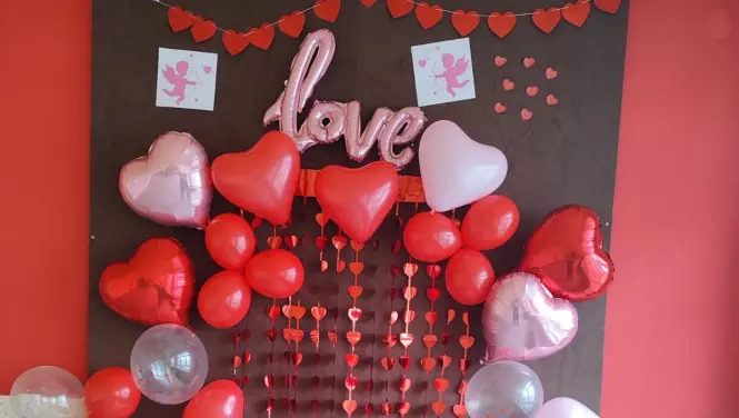 Dekoracja walentynkowa na korytarzu pierwszego piętra